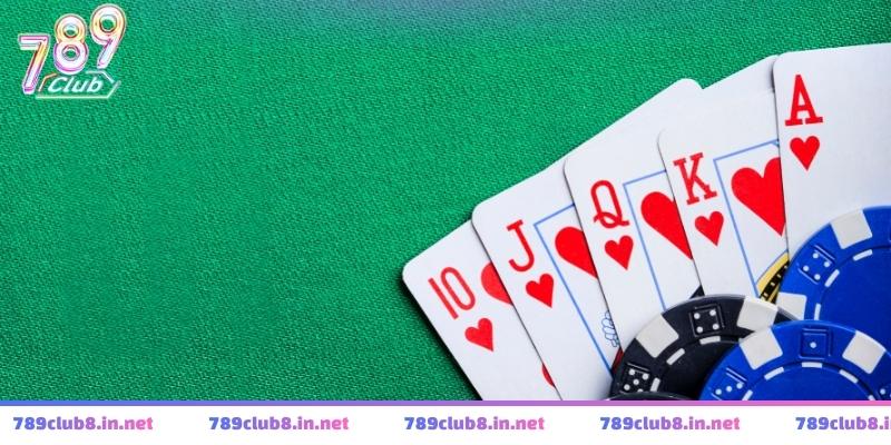 Người chơi tập trung phân tích bài trước khi xếp chi mậu binh