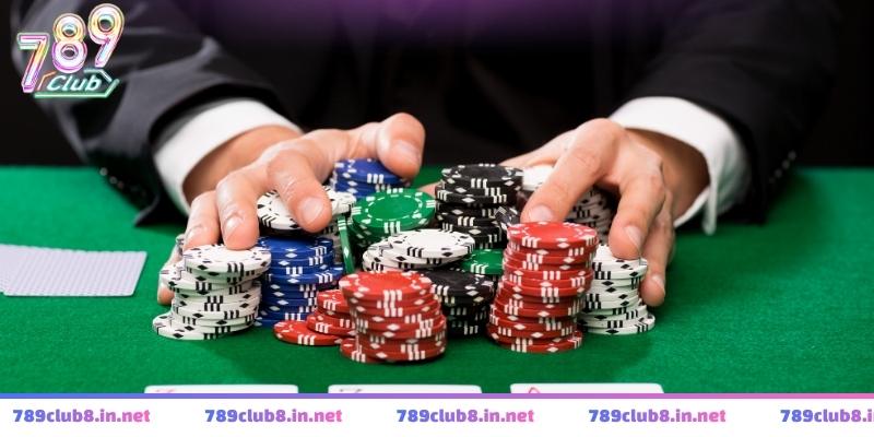Người chơi tập trung quan sát đối thủ khi chơi game bài poker