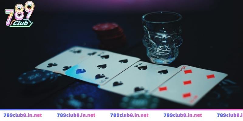 Người chơi tập trung đưa ra quyết định trong một ván xì dách trực tuyến